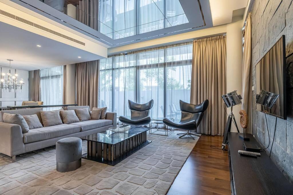 Spacious And Elegant 5Br Plus Maids Room Villa In Damac ดูไบ ภายนอก รูปภาพ